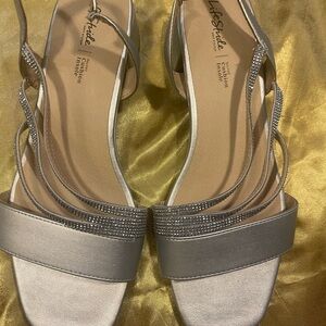 LifeStride Joy Sandles sz 10. Silver faux leather 1 1/4 heel . Cushion insole